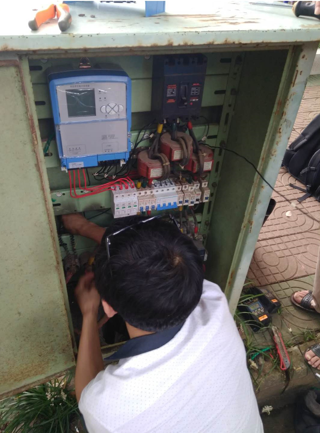 物喜路燈控制器安裝現(xiàn)場